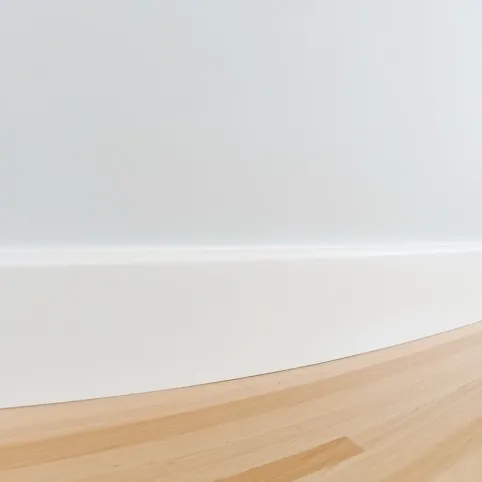 Listwy przypodłogowe na klej czy klipsy