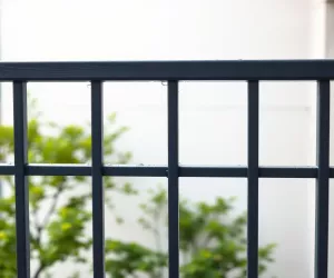 Malowanie balustrady balkonu w bloku