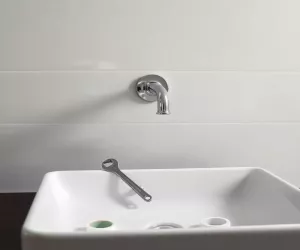 Montaż baterii umywalkowej ściennej