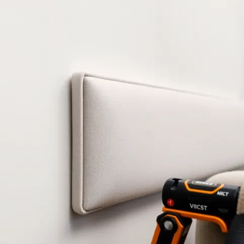 Montaż paneli tapicerowanych na ścianie