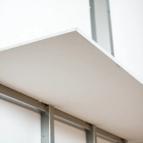 montaż płyt gipsowych na ścianie na profilach