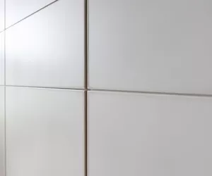Montaż płytek na ścianie bez kleju