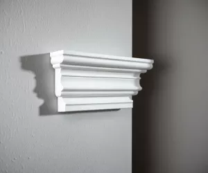 Montaż sztukaterii na ścianie
