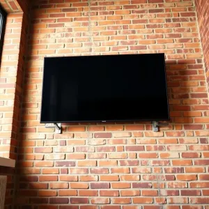 Montaż telewizora na ścianie z pustaka