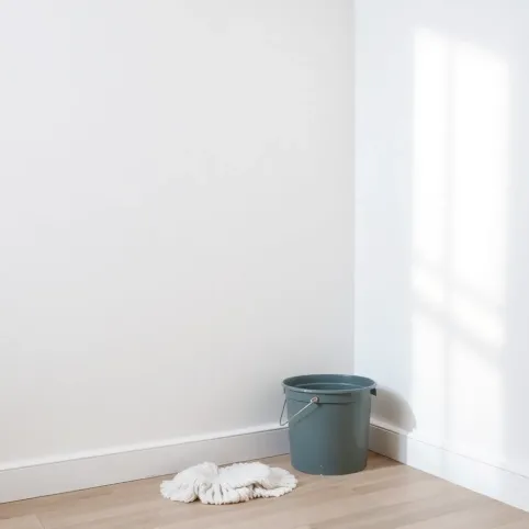 Mycie ścian przed malowaniem mopem