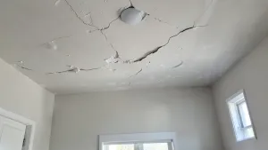 nierówny sufit malowanie