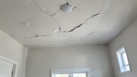 nierówny sufit malowanie