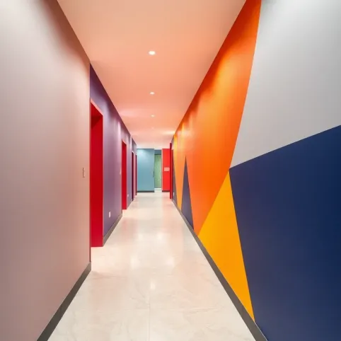 Nowoczesne ściany w korytarzu