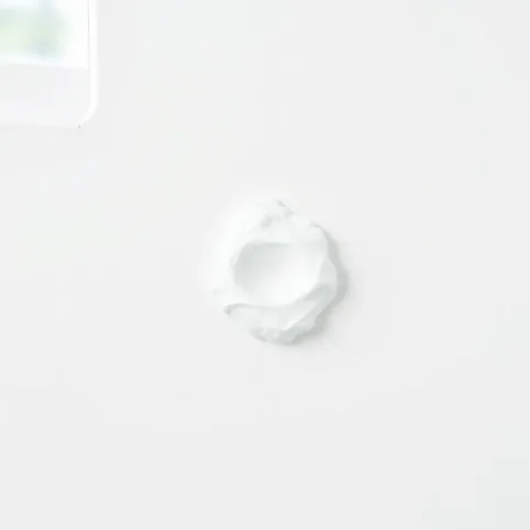 Pianką do golenia na plamy na ścianie