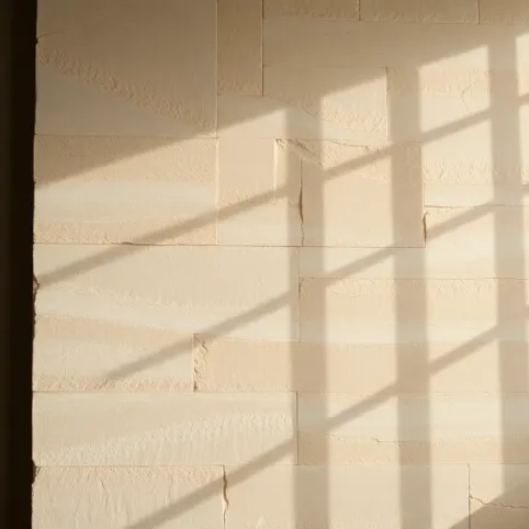 Piaskowiec na ścianę w salonie