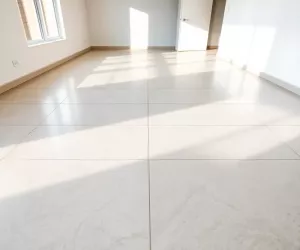 Podłoga w salonie z płytek