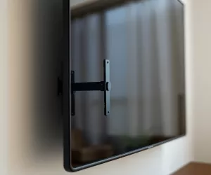 Samsung S90C montaż na ścianie