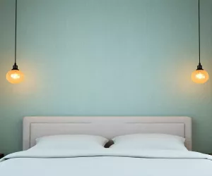 Ściana w sypialni za łóżkiem