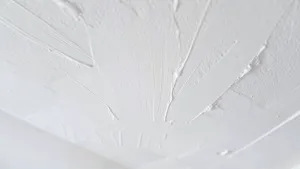 smugi na suficie po malowaniu wałkiem