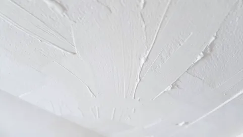 smugi na suficie po malowaniu wałkiem