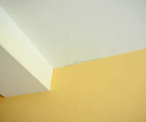 Szczelina między ścianą a sufitem