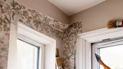 Tapetowanie przy otworach okiennych i drzwiowych