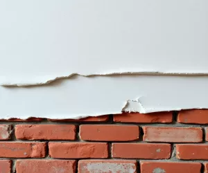 Tynkowanie starej ściany z cegły
