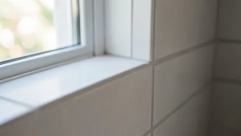 wykończenie płytek przy oknie