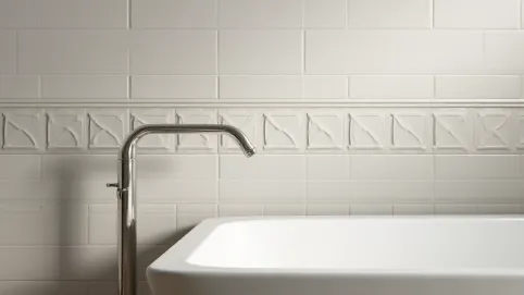 Wykończenie płytek przy ścianie