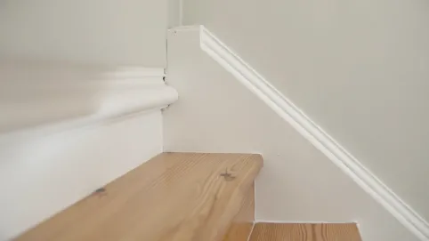 Wykończenie schodów przy ścianie