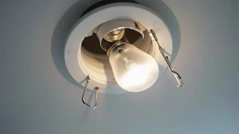 Wymiana żarówki jak wyjąć oprawę halogenową z sufitu