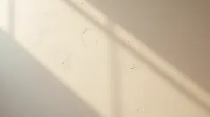 Wzory na ścianie robione gąbką