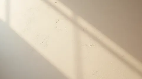 Wzory na ścianie robione gąbką