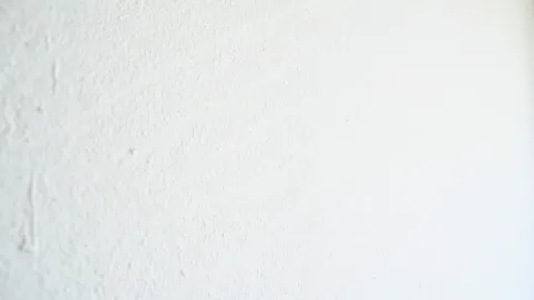 Zacieranie kleju na elewacji pod malowanie