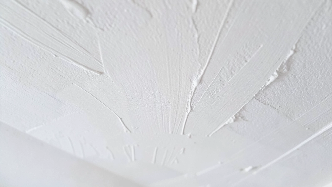 smugi na suficie po malowaniu wałkiem