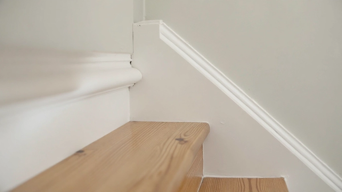 Wykończenie schodów przy ścianie