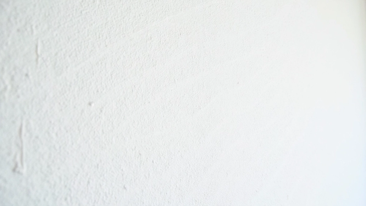 Zacieranie kleju na elewacji pod malowanie