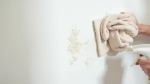 jak odtłuścić ścianę przed tapetowaniem